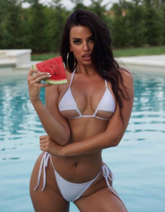 Tháng 3 vừa qua, Ivana tiết lộ đã thất lạc chiếc vali khi đi đến thủ đô Paris, nước Pháp. Người đẹp cho biết vali quần áo của mình đã bị trộm.