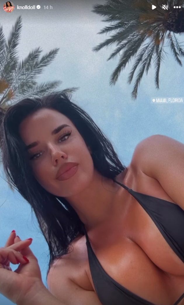 Ivana luôn biết cách tận dụng body sexy, nóng bỏng của mình. Làn da rám nắng tạo nên nét quyến rũ riêng cho Ivana.