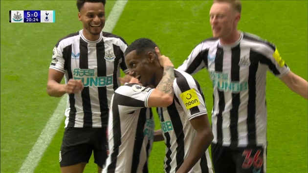 Newcastle dẫn trước 5-0 sau 45 phút đầu tiên.