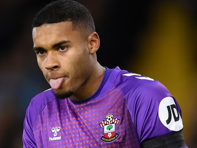 Thủ môn: Gavin Bazunu (Southampton). Bazunu là thủ thành trẻ nhất Premier League mùa này. Sao mai 21 tuổi trải qua mùa giải tồi tệ cùng Southampton. Cựu thủ thành Man City tỏ ra thiếu kinh nghiệm chơi bóng đỉnh cao tại Premier League. Southampton nhận tổng cộng 73 bàn thua sau 38 vòng đấu, trở thành tân binh của Championship mùa sau.