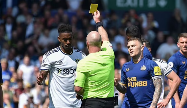 Hậu vệ: Junior Firpo (Leeds). Firpo trải qua mùa giải kém cỏi trong màu áo Leeds United. Firpo có màn trình diễn tệ hại ở trận hòa 2-2 giữa Leeds và Newcastle United. Hậu vệ 26 tuổi bị đuổi khỏi sân sau tình huống phạm lỗi với Anthony Gordon.