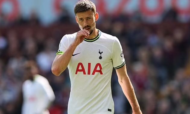 Hậu vệ: Clement Lenglet (Tottenham). Lenglet gia nhập Tottenham Hotspur theo dạng cho mượn từ Barcelona. Trái với kỳ vọng, ngôi sao người Pháp thi đấu thất thường