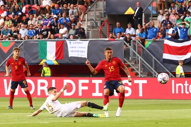 Mục tiêu của Italia sớm bị dội gáo nước lạnh. Phút 3, Leonardo Bonucci mất bóng tai hại, Yeremi Pino cướp bóng trước khi tung cú sút vào góc xa, mở tỷ số cho Tây Ban Nha. La Roja có khởi đầu suôn sẻ.