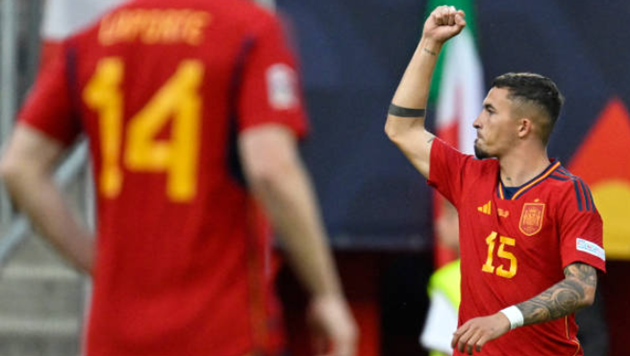 Ở trận này, Alvaro Morata được HLV Luis de la Fuente xếp đá cao nhất trên hàng công Tây Ban Nha. Hỗ trợ phía sau Morata có Gavi, Pino và Rodrigo. Trong đó, Pino để lại dấu ấn đậm nét ở hiệp 1 bởi lối chơi xông xáo, giàu nhiệt huyết của mình.