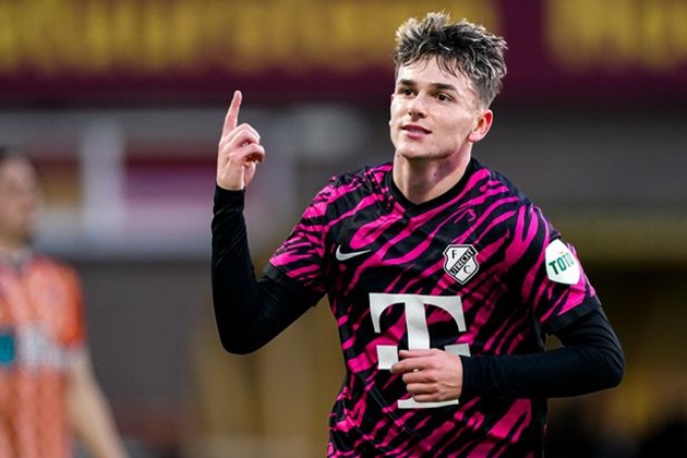 Taylor được liên hệ đến Man United.