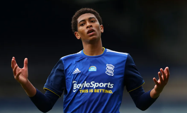 1. Jude Bellingham - Birmingham City. Bellingham trở thành cầu thủ trẻ nhất ra mắt Birmingham ở tuổi 16, 38 ngày. Sự phát triển thần tốc giúp tiền vệ người Anh cập bến Borussia Dortmund mùa hè 2020. Kể từ đó trở đi, sự nghiệp Bellingham đi lên nhanh chóng. Mùa hè qua, Bellingham gia nhập Real Madrid với bản hợp đồng 115 triệu bảng Anh.