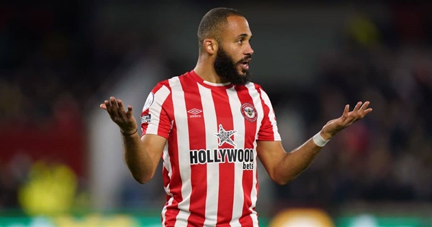 6. Bryan Mbeumo - Brentford. Mùa giải 2019/2020, Mbeumo ký hợp đồng 5 năm với Bầy ong, thi đấu chói sáng tại Championship. Mbeumo để lại dấu ấn khi đội nhà giành quyền thăng hạng Premier League.