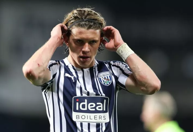 12. Conor Gallagher - West Brom. Mùa hè 2020, Gallagher ký hợp đồng 5 năm với Chelsea và ngay lập tức được đem cho mượn sang West Brom. Tiền vệ người Anh có màn trình diễn ấn tượng tại West Brom.