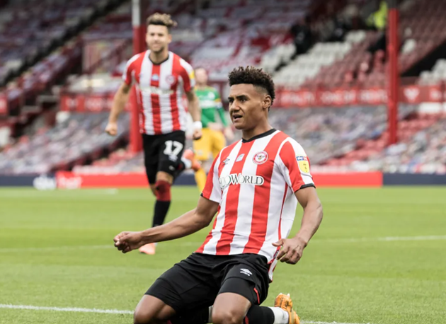 4. Ollie Watkins - Brentford. Mùa giải 2019/2020, Watkins bùng nổ khi đóng góp 26 bàn thắng trong màu áo Brentford. Chân sút người Anh và Aleksandar Mitrovic cùng giành danh hiệu Chiếc giày vàng Championship. Mùa hè 2020, Watkins cập bến Aston Villa.