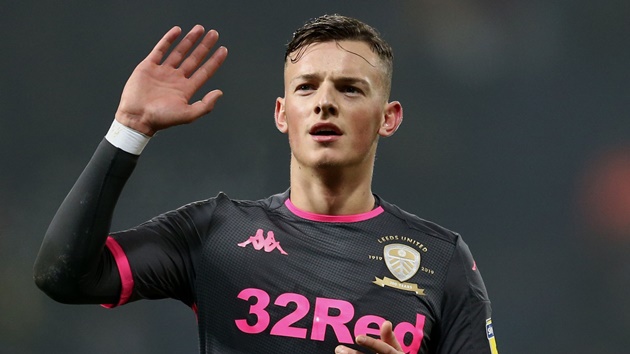 10. Ben White - Leeds United. Mùa giải 2019/2020, White thi đấu rực cháy trong màu áo Leeds United. Hậu vệ người Anh góp công lớn trên hành trình Leeds giành quyền thăng hạng Premier League. Mùa hè 2021, White cập bến Arsenal với bản hợp đồng 50 triệu bảng.