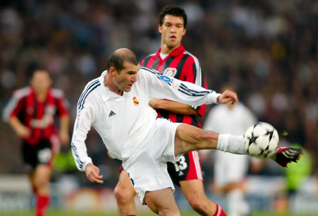 2. Zinedine Zidane. Zidane được nhìn nhận là một trong những số 10 tài năng nhất lịch sử bóng đá thế giới. Huyền thoại bóng đá Pháp có màn trình diễn chói sáng tại EURO 2000, góp công trên hành trình Real Madrid vô địch Champions League 2002, 'hủy diệt' tuyển Brazil tại World Cup 2006.