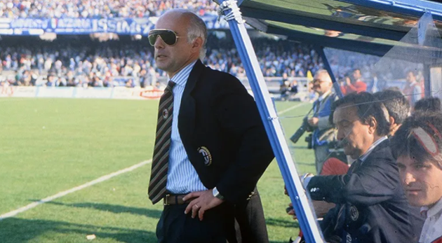 6. Arrigo Sacchi. Sacchi bắt đầu dẫn dắt AC Milan năm 1987. Phần còn lại đã đi vào lịch sử. Mùa giải 1987/1988, huyền thoại người Italia giúp Milan vô địch Serie A. Sacchi có hai lần vô địch Champions League vào các mùa giải 1988/1989 và 1989/1990.