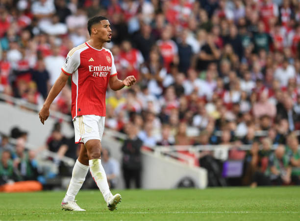 Trung vệ: William Saliba. Ngôi sao người Pháp đem đến sự chắc chắn, vững chãi nơi hệ thống phòng ngự Arsenal. "Saliba có thể chơi cho bất kỳ đội bóng nào cậu ấy muốn. Saliba sẽ ở lại Arsenal thêm 4 năm nữa. Cậu ấy sẽ hoàn thiện bản thân và trở nên tốt hơn," Ian Wright nhận định.