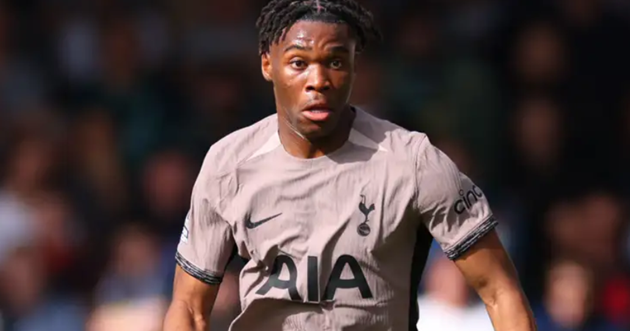 Hậu vệ trái: Destiny Udogie. Udogie có lối phòng ngự xông xáo, mạnh mẽ, không ngại tắc bóng. Hậu vệ người Italia góp phần mang đến diện mạo mới mẻ cho Tottenham Hotspur dưới triều đại Ange Postecoglou.