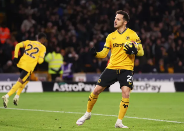 Wolves được hưởng quả 11m gây tranh cãi.