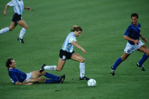4. Claudio Caniggia. Caniggia là một trong những cầu thủ xuất sắc nhất của Argentina tại World Cup 1990. Caniggia tiếp tục thi đấu xuất sắc khi Argentina vô địch Copa America năm 1991, góp mặt ở World Cup 1994. Tổng cộng, cựu danh thủ 57 tuổi có 50 lần xỏ giày ra sân, sở hữu 16 bàn thắng.