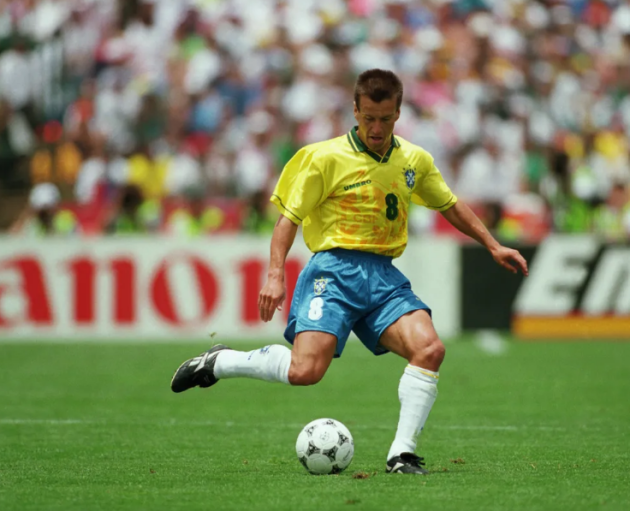 2. Dunga. Dunga góp mặt ở 2 trận chung kết World Cup, một lần lên ngôi vô địch cùng tuyển Brazil. Tổng cộng, Dunga có 91 lần khoác áo ĐTQG. Dunga là hình mẫu người đội trưởng lý tưởng.