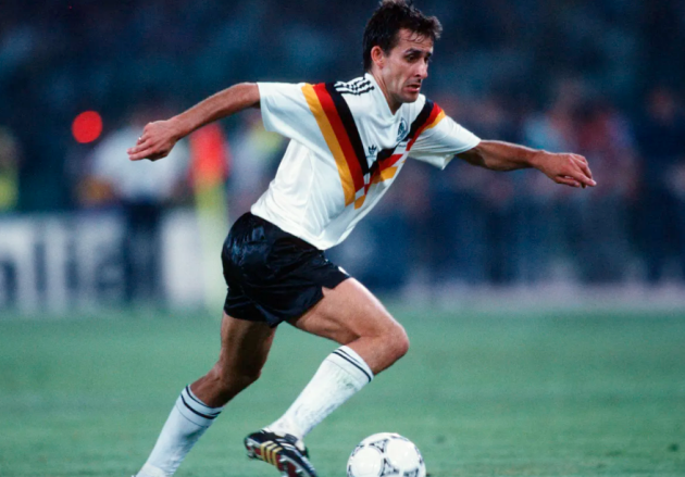 3. Pierre Littbarski. Pierre có 73 lần khoác áo ĐTQG Đức, đóng góp 18 bàn thắng. Pierre gắn bó với ĐTQG xuyên suốt 9 năm, là thành viên của Đức tham dự các VCK World Cup 1982, 1986 và 1990.