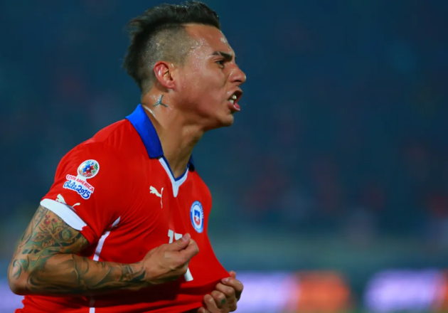 7. Eduardo Vargas. Vargas là tên tuổi lớn của bóng đá Chile. Vargas góp công lớn khi tuyển Chile vô địch Copa America 2015 và 2016 với danh hiệu cá nhân Vua phá lưới giải đấu. Trái ngược với phong độ ở ĐTQG, Vargas có sự nghiệp thăng trầm ở màu áo các CLB Napoli, Valencia, QPR, Hoffenheim.