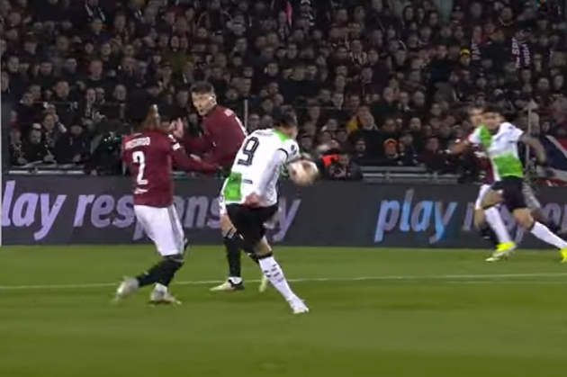 Phút 25, Liverpool có bàn thắng thứ 2. Nhận đường chuyền từ Harvey Elliott, Nunez thực hiện pha dứt điểm siêu phẩm từ ngoài vòng cấm địa, bóng đi với quỹ đạo khó lường, bay thẳng vào khung thành Sparta Prague.