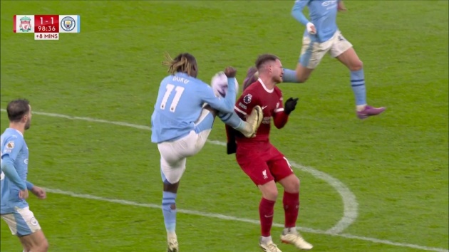 Ảnh bài viết "Liverpool đã bị cướp trắng ở tình huống đó"
