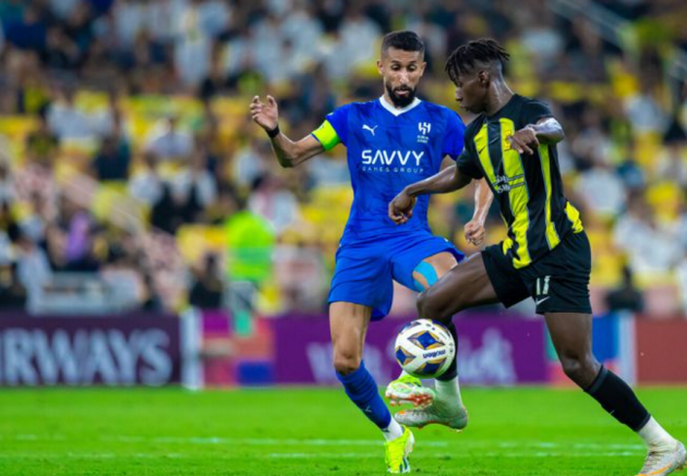 Rạng sáng nay, Al Ittihad có cuộc chạm trán Al Hilal trong khuôn khổ tứ kết lượt về AFC Champions League. Ở lượt đi, Al Hilal đánh bại Al Ittihad 2-0. Trận này, Al Ittihad tổn thất nhân sự khi N'Golo Kante bị treo giò, Karim Benzema ngồi ngoài bởi chấn thương.