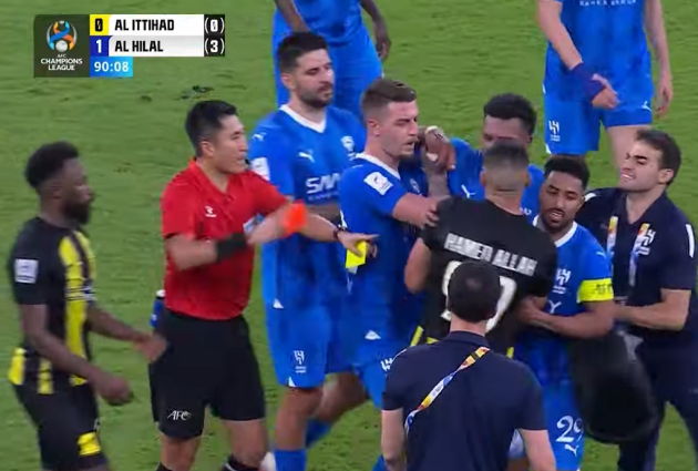 Phút 90+1', Abderrazak Hamdallah nhận thẻ đỏ trực tiếp sau tình huống xô xát với một cầu thủ bên phía Al Hilal.