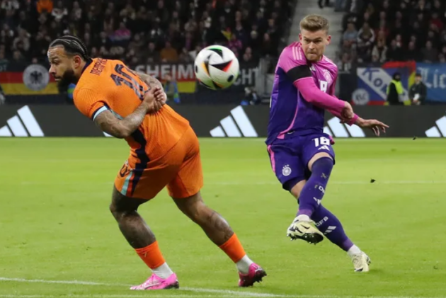 Niềm vui của CĐV Hà Lan không kéo dài được lâu. Phút 11, hậu vệ Maximilian Mittelstadt lập siêu phẩm với cú sút chân trái uy lực sát rìa vòng cấm địa, bóng chạm mép dưới xà ngang khung thành Hà Lan trước khi đi vào lưới.
