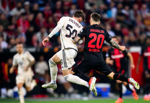 Leverkusen tạo ra nhiều tình huống sóng gió về khung thành Roma trong khoảng 25 phút đầu tiên. Roma quyết tâm lật ngược thế cờ trước Leverkusen sau khi nhận thất bại 0-2 ở lượt đi.