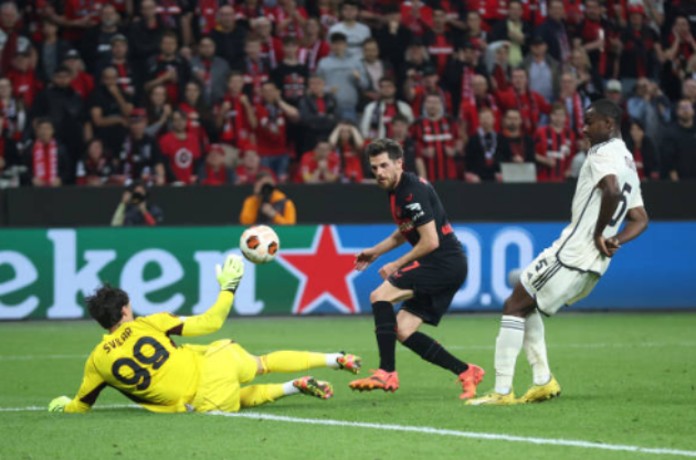 Thủ thành Mile Svilar liên tục có các tình huống cứu thua ấn tượng, bảo vệ khung thành AS Roma. Quãng thời gian cuối hiệp 1, Roma hái quả ngọt.