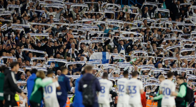 CĐV Leeds United ăn mừng cùng các cầu thủ.