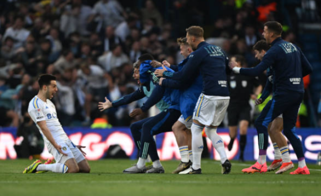 Ilia Gruev ăn mừng cùng các đồng đội. Bàn thắng sớm giúp các cầu thủ Leeds United cởi bỏ gánh nặng tâm lý.