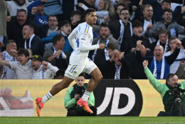 Phút 40, Georginio Rutter sút tung lưới Norwich City từ pha phản công nhanh của Leeds United. Đội chủ nhà trải qua hiệp 1 ấn tượng.