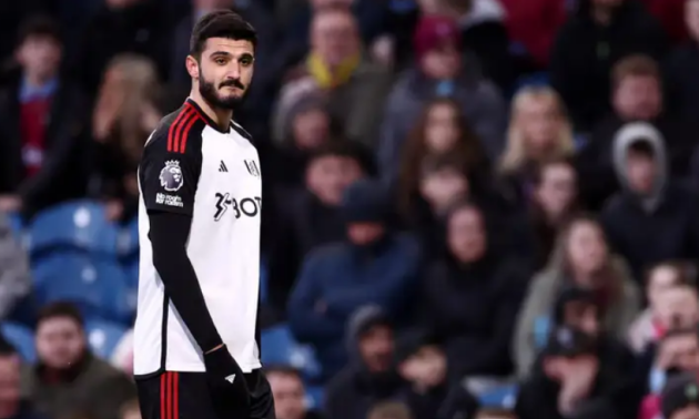 10. Armando Broja - Fulham. Broja chia tay Chelsea với hy vọng có nhiều cơ hội thi đấu hơn. Trái với kỳ vọng, Broja không có nhiều đất diễn ở Fulham. Tiền đạo người Albania trở thành sự lựa chọn thứ 3 trên hàng công sau Rodrigo Muniz và Raul Jimenez. Theo Goal, Chelsea sẽ bán đứt Broja hè này.