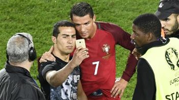 Ảnh bài viết Chơi thất vọng, nhưng Ronaldo vẫn không quên 'tự sướng' cùng fan