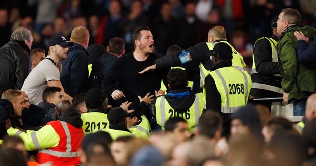 West Ham đang dự tính sẽ cấm vĩnh viễn 200 CĐV đến sân. Ảnh: Internet.