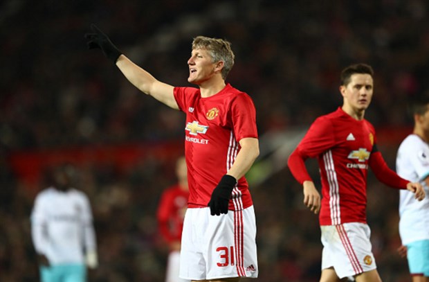 Schweinsteiger cũng đã chính thức có được trận đấu đầu tiên trong màu áo Quỷ Đỏ sau 3 tháng bị giam cầm trên băng ghế dự bị, với việc vào sân thay cho Martial ở phút 86.
