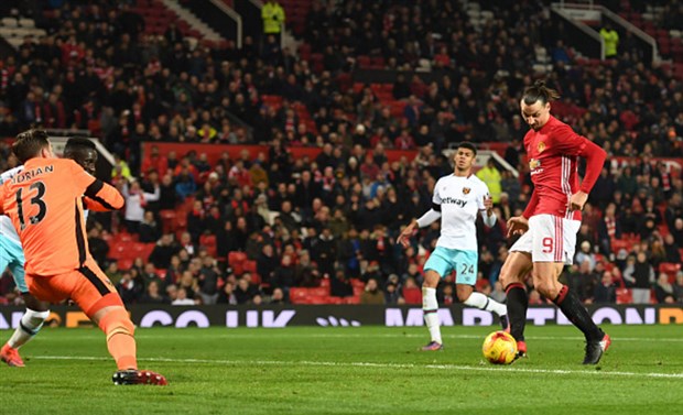 Các bàn thắng mà Quỷ Đỏ có được là nhờ cú đúp của Ibrahimovic (2' & 90+3') và Martial (48' & 62'). Trong đó tổng số cú sút tung ra chỉ là 20, tức 5 cú sút là Man Utd đã ghi được 1 bàn.