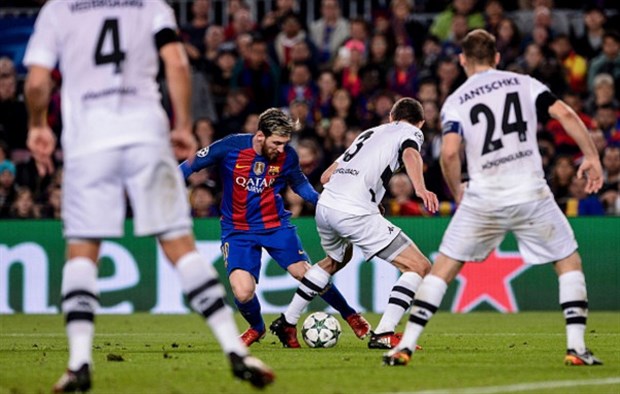 Tại Nou Camp, Barca đã dồn ép M’Gladbach đến nghẹt thở ngay từ những phút đầu.