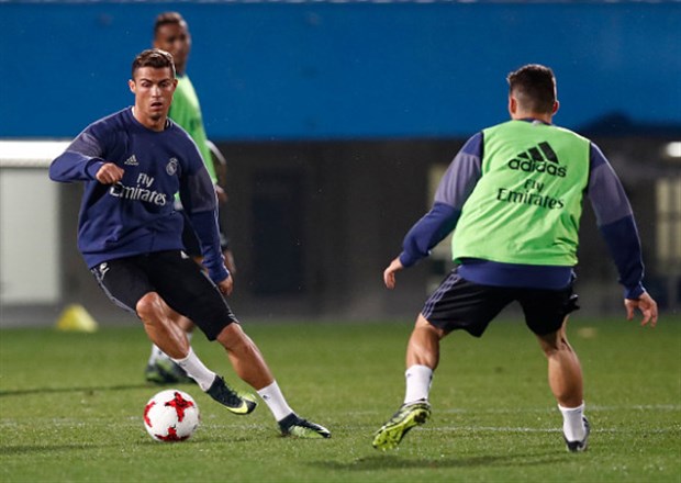 Tuy nhiên không 'ngủ quên' trong vinh quang, CR7 mới đây đã tiếp tục xỏ giày ra sân luyện tập cùng các đồng đội để chuẩn bị cho trận đấu sắp tới tại Club World Cup.