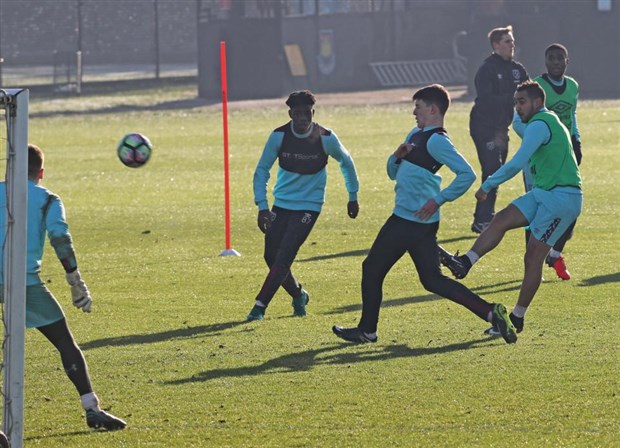 Lệnh trừng phạt của West Ham, Payet bị đẩy xuống đội trẻ - Bóng Đá