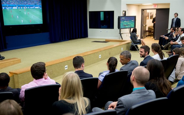Đây là hình ảnh của ông Obama khi theo dõi trận đấu giữa Mỹ và Mỹ tại World Cup 2014.