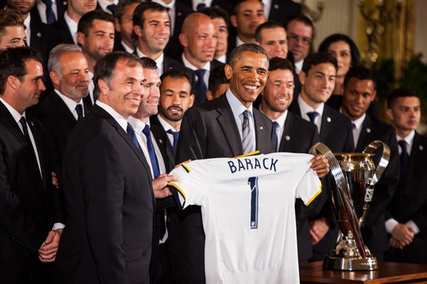 Ông Obama trong một lần chào mừng LA Galaxy đến nhà Trắng vào năm 2015.
