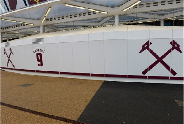 West Ham vinh danh 'siêu phẩm' Andy Carroll ngay bên ngoài SVĐ - Bóng Đá