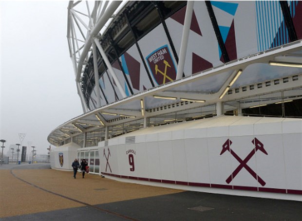 West Ham vinh danh 'siêu phẩm' Andy Carroll ngay bên ngoài SVĐ - Bóng Đá