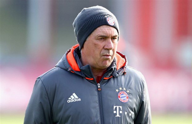 Gương mặt đầy suy tư của HLV Ancelotti.