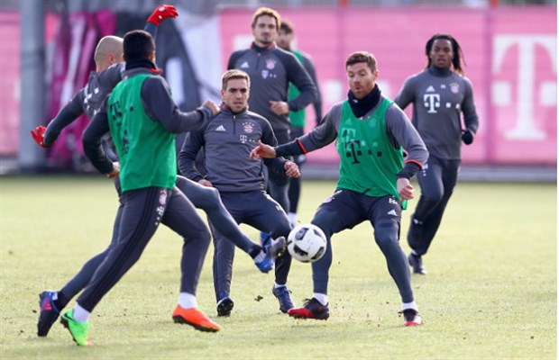 Chùm ảnh: Muller túm cổ, quát mắng Vidal trên sân tập - Bóng Đá