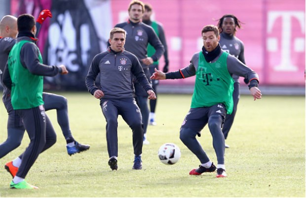 Chùm ảnh: Muller túm cổ, quát mắng Vidal trên sân tập - Bóng Đá