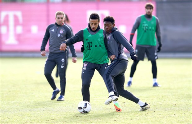 Chùm ảnh: Muller túm cổ, quát mắng Vidal trên sân tập - Bóng Đá