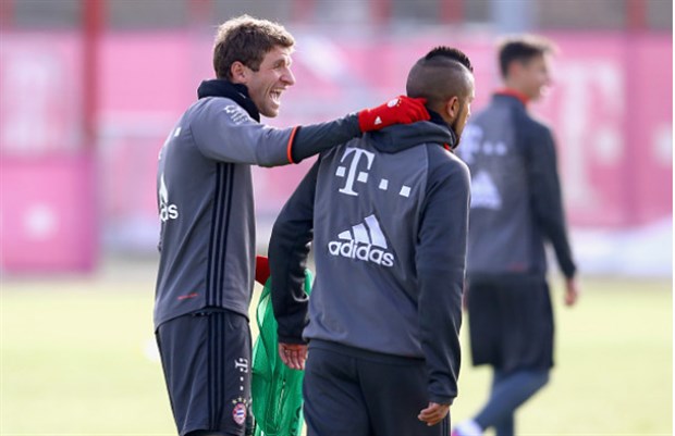 Chùm ảnh: Muller túm cổ, quát mắng Vidal trên sân tập - Bóng Đá